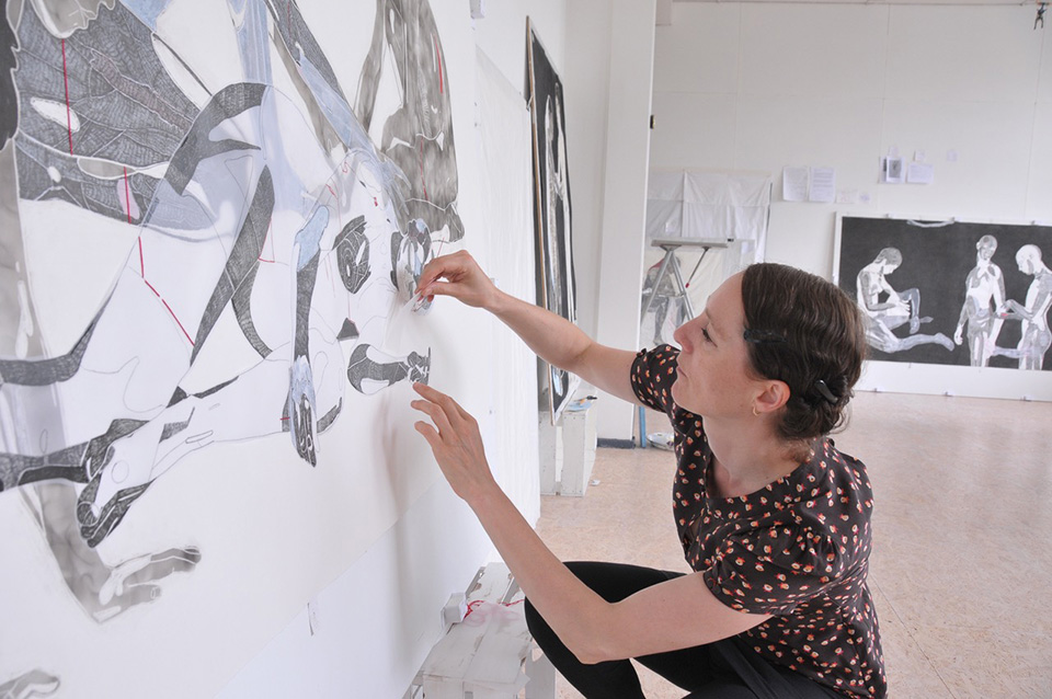 sarah van der pols aan het werk in haar studio