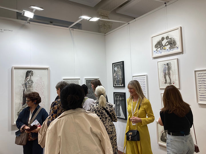 Paper Positions Berlin, bezoekers in de stand van Moving Gallery