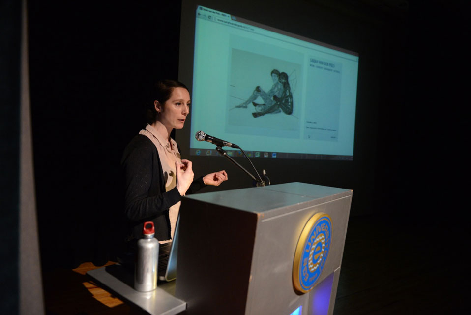 Sarah van der Pols geeft presentatie in Izmir